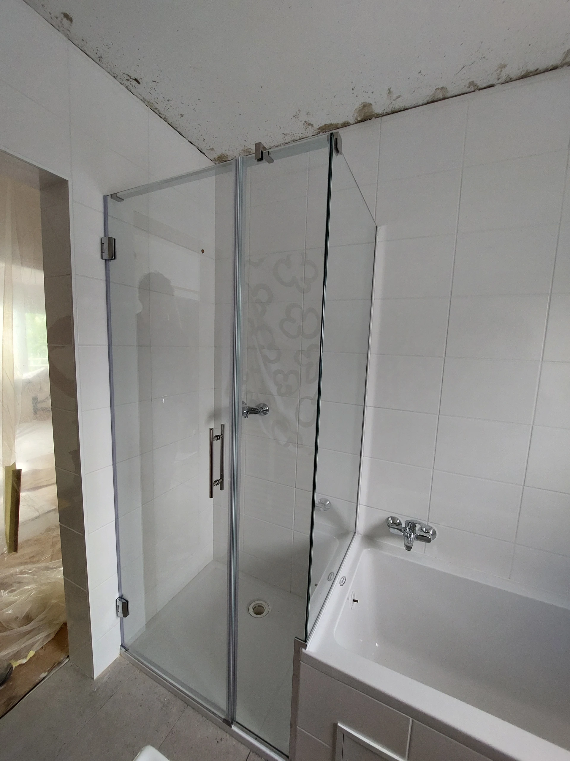 Tuš kabina po meri Ljubljana — primer ugradnje, cena od 420€, kotna Walk-in tuš kabina, kaljeno staklo