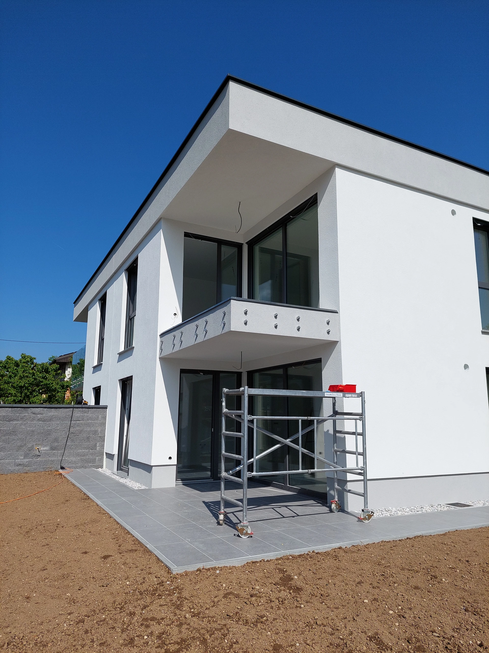Priprema za montažu staklene ograde Ljubljana — profesionalna ugradnja staklene ograde na balkon