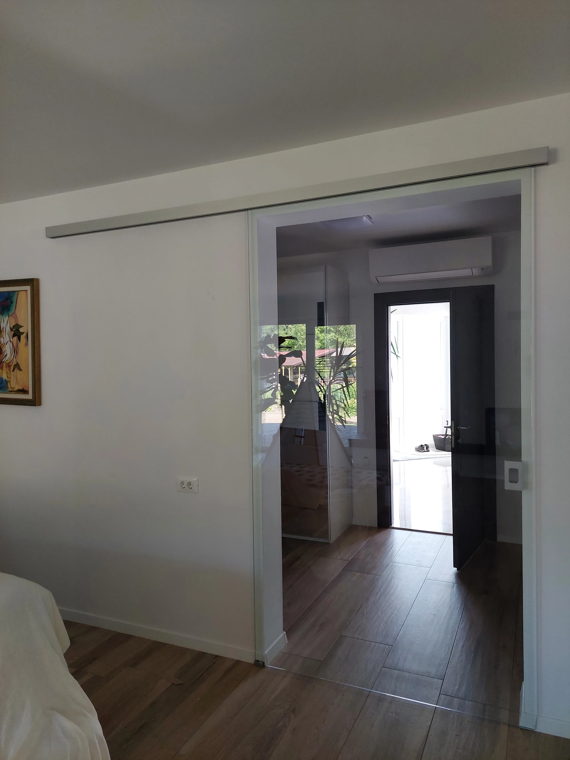 Interventno steklarstvo 24/7 Ljubljana — hitna zamjena razbijenog stakla na drsnim vratima