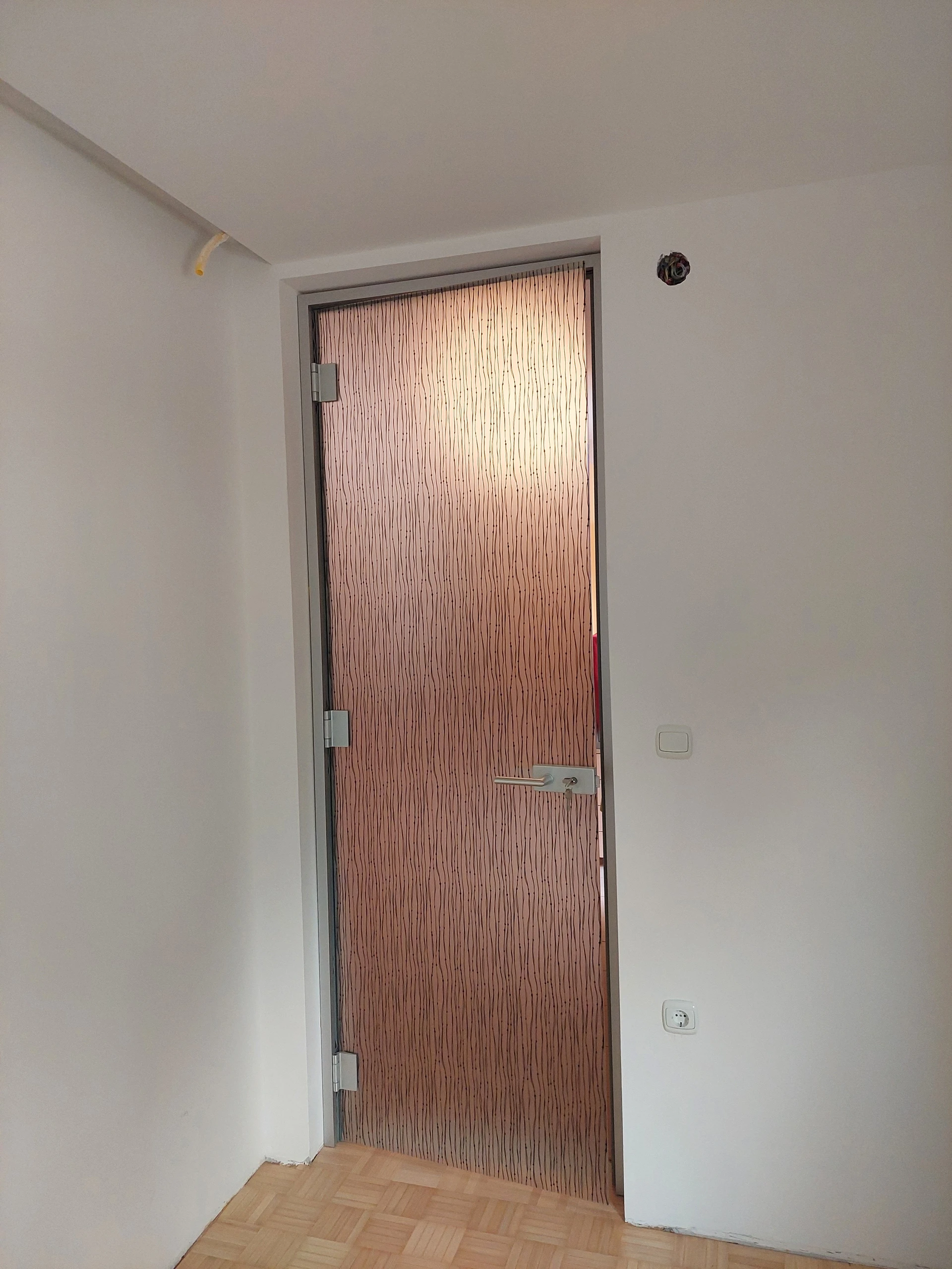 Kako izbrati pravega steklarja Ljubljana — mat staklena vrata sa aluminijskim okvirom, kvalitetna izrada